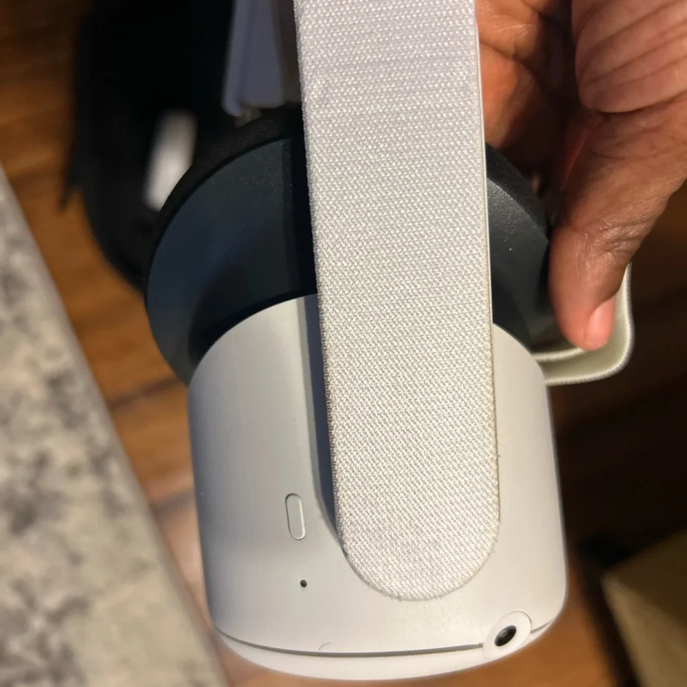 Oculus VR Headset with Controllers - White and carrying case